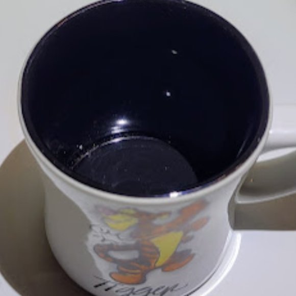 OVERSIZED, DISNEY'S "TIGGER" COFFEE MUG/CUP WHITE EXTERIOR/BLACK INTERIOR - Picture 4 of 5